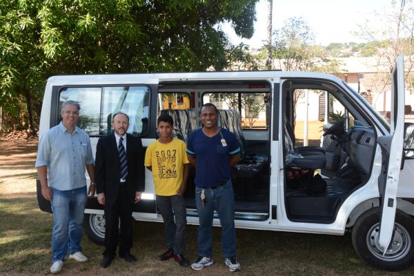 Multa é revertida em doação de van para ONG